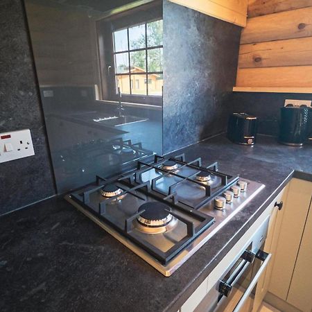 Aspen Lodge, Amazing New Log Cabin With Hot Tub - Sleeps 6 - Felmoor Park モーペス 部屋 写真